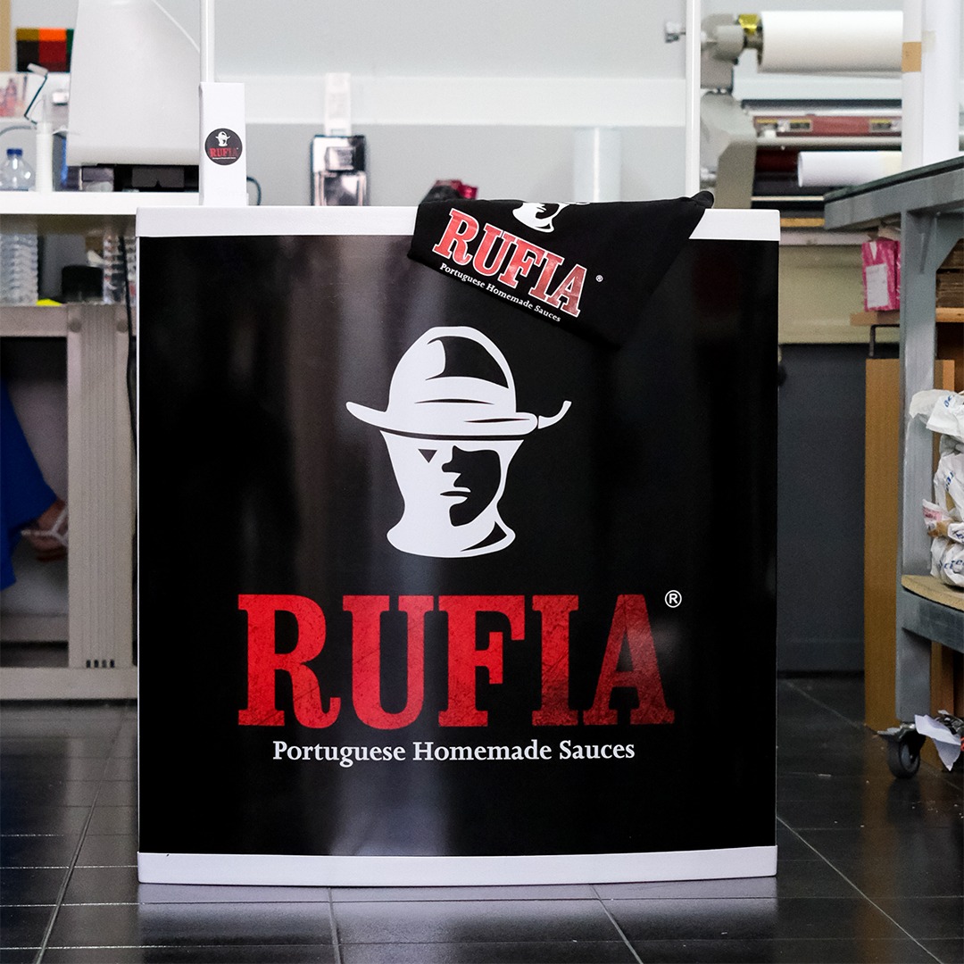 Balcão promocional personalizado da marca RUFIA com impressão de alta qualidade