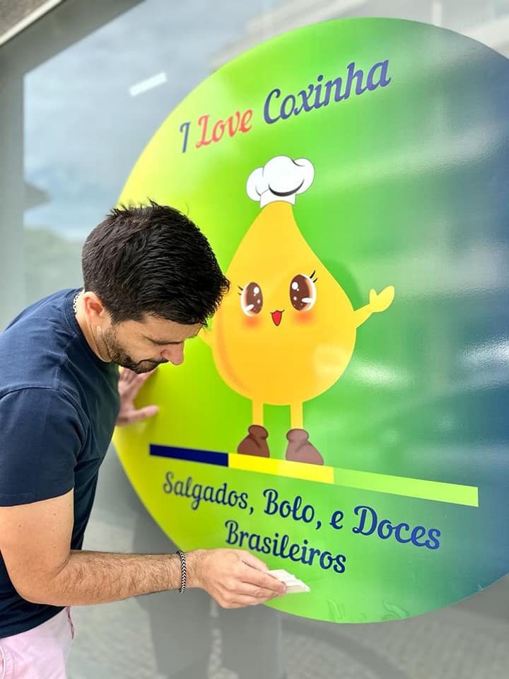 Vinil personalizado aplicado em loja brasileira no Porto